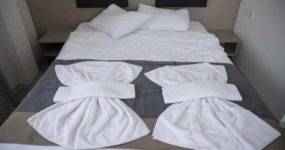 Floor or Bathtub? A Homemaker’s Guide to Used Hotel Towels at Checkout